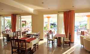 Interiør av en restaurant med dekkede bord og store vinduer. (AI-generert tekst)