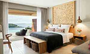 Et hotellrom med utsikt over havet. (AI-generert tekst)