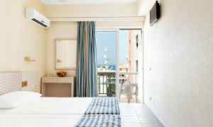 Hotellrom med to senger, blågule sengetepper, speil og en balkongdør med utsikt. (AI-generert tekst)