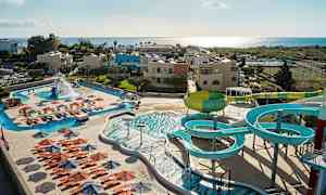 Utendørs bassengområde med vannsklier, solsenger og parasoller. (AI-generert tekst)