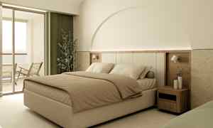 Et hotellrom med en stor seng, nattbord og balkong. (AI-generert tekst)