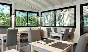 En lys restaurantinteriør med glassvinduer og sitteplasser. (AI-generert tekst)