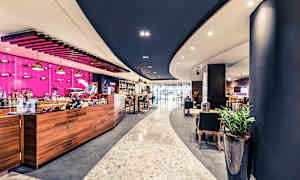 Moderne kaféinteriør med trematerialer og fargerike detaljer. (AI-generert tekst)