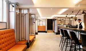 En hotellobby med moderne møbler og et serviceområde. (AI-generert tekst)