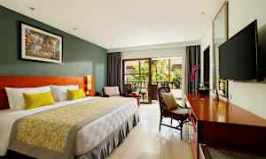 Dobbeltrom med moderne innredning og balkong. (AI-generert tekst)