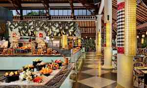 En bufférestaurant med matretter og dekorasjoner presentert på en elegant måte. (AI-generert tekst)