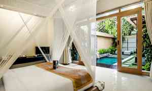 Et soverom med en seng dekket av et myggnett. I bakgrunnen sees et basseng og en frodig hage. (AI-generert tekst)