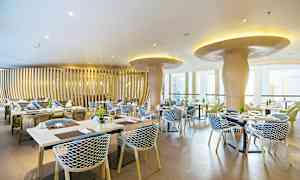 En moderne restaurant med elegante møbler og unikt design. (AI-generert tekst)