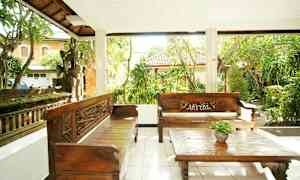 Uteterrasse med to trebenker og et salongbord, omgitt av frodig hage. (AI-generert tekst)