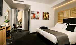 Et hotellrom med dobbeltseng, skrivebord, stol og åpent vindu mot en balkong. (AI-generert tekst)