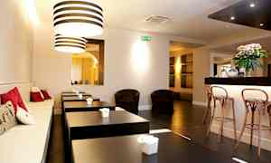 En moderne kafé med sitteplasser og dekorative lamper. (AI-generert tekst)