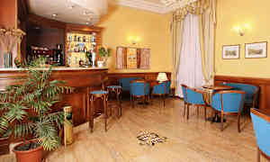 En barlounge med tremøbler og blå stoler. (AI-generert tekst)