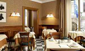 En elegant spisestue med bord dekket av duker, stoler og belysning på veggene. (AI-generert tekst)