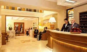 Hotellets resepsjon med lobbyområde. (AI-generert tekst)