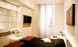 Moderne innredet hotellrom med dobbeltseng og veggmontert TV. (AI-generert tekst)