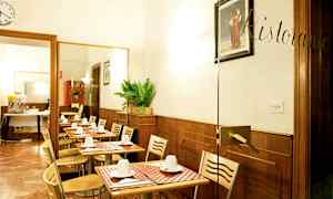 Bilde av en liten restaurant med dekkede bord og stoler. (AI-generert tekst)