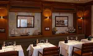 Et elegant restaurantinteriør med bord dekket med hvite duker og tremøbler. Veggene er dekorert med bilder og modellbåter. (AI-generert tekst)