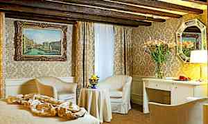 Et elegant hotellrom med klassisk innredning inkludert to stoler, bord, skrivebord og veggdekorasjoner. (AI-generert tekst)