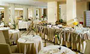 Et elegant spisestueområde med dekkede bord og en frokostbuffé. (AI-generert tekst)