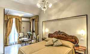 Et soverom med en dobbeltseng og klassisk innredning. (AI-generert tekst)