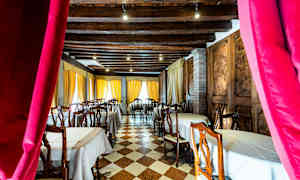 Interiør av restaurant med dekkede bord og trestoler. (AI-generert tekst)