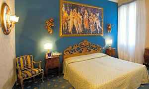 Et hotellrom med en seng, dekorativ sengegavl, maleri på veggen, stol og nattbord. (AI-generert tekst)