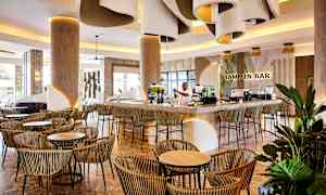 Moderne hotellbar med elegant innredning og sitteplasser. (AI-generert tekst)