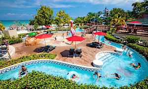 Bassengområde med barn som leker og mennesker som svømmer i et omliggende strømmebasseng. (AI-generert tekst)