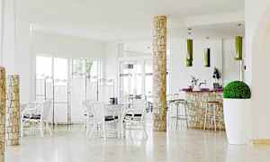 Moderne kafé med lys innredning og møbler. (AI-generert tekst)