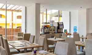 Spisesal med dekkede bord og drikkeautomater. (AI-generert tekst)