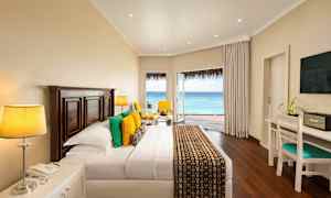 Luksuriøst hotellrom med utsikt over havet. (AI-generert tekst)