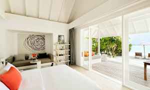 Lyst hotellrom med moderne innredning og havutsikt. (AI-generert tekst)