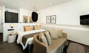 Moderne hotellrom med soveplass og sittegruppe. (AI-generert tekst)