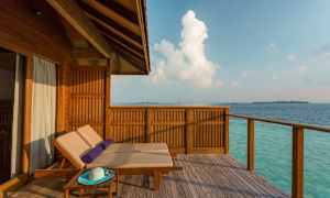 Treterrasse med solsenger ved havet. (AI-generert tekst)