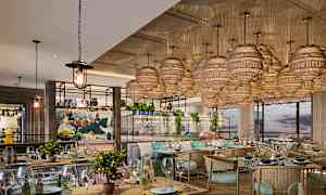 Interiør av en stilig restaurant med dekorative lamper i taket og elegante møbler. (AI-generert tekst)