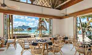 Bilde av en restaurant med utsikt mot stranden og havet. (AI-generert tekst)