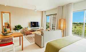 Moderne innredet leilighet med stue, spiseplass, TV og utsikt over grøntområder. (AI-generert tekst)