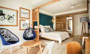 Moderne soverom med en seng, tremøbler og stilren innredning. (AI-generert tekst)