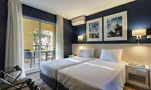 Dobbeltrom med to enkeltsenger og en balkong. (AI-generert tekst)