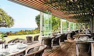 Bilde av en uteservering med havutsikt. (AI-generert tekst)