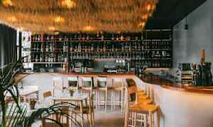 En moderne bar med høyt tak og elegant interiør. (AI-generert tekst)