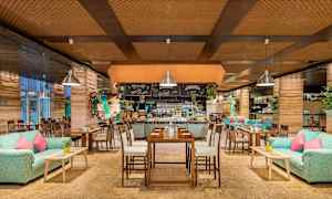 En restaurant med treinteriør, sofaer, bord og dekorasjoner. (AI-generert tekst)