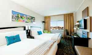 Hotellrom med to enkeltsenger, et vindusutsikt og moderne innredning. (AI-generert tekst)