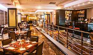 En stilren restaurant med dekkede bord, stoler og en bardisk. (AI-generert tekst)