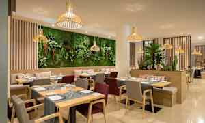 En moderne restaurant med tremøbler og grønne planter som dekorasjon. (AI-generert tekst)