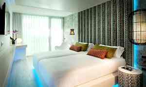 Hotellrom med to senger, moderne innredning og dekorative detaljer. (AI-generert tekst)