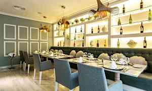 En elegant restaurant med dekkede bord, stoler og bakgrunn av hyller med flasker og dekorasjoner. (AI-generert tekst)