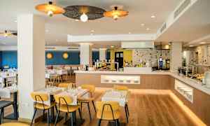 En moderne restaurant med sitteplasser og buffetområde. (AI-generert tekst)