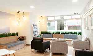 Et moderne innredet venterom med sofaer, stoler og dekorative lamper. (AI-generert tekst)