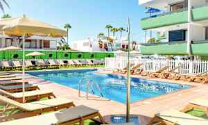 Utendørs svømmebasseng med solsenger og parasoller ved et leilighetskompleks. (AI-generert tekst)